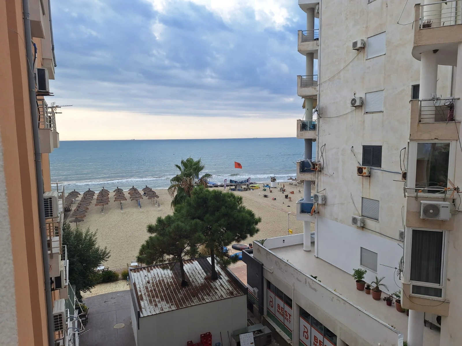 Shitet Apartament 1+1 Me Vija e Pare me Pamje Deti Anesore te Shkembi Kavajes. (10/13)