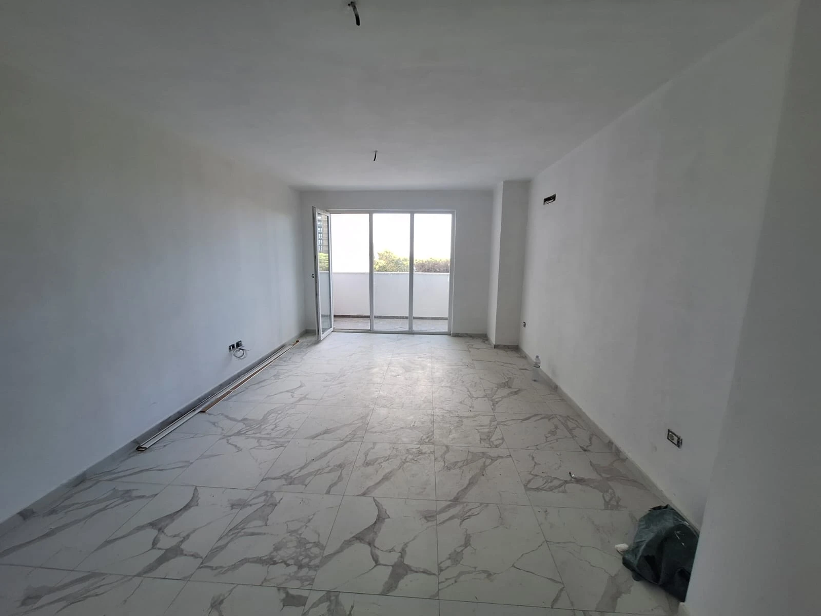 Shitet Studio Pamje Deti Te Bonita në Golem Durrës