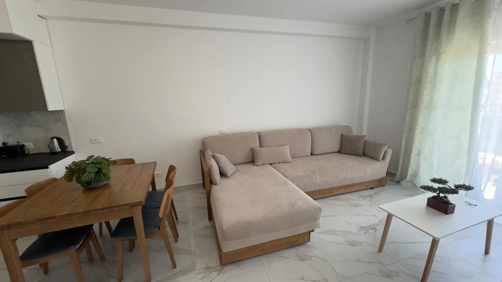 Shitet Apartament 2+1+2t+Post PARKIMI,PRANE Hotel Flower
