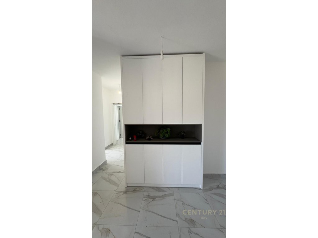 Shitet Apartament 2+1+2t+Post PARKIMI,PRANE Hotel Flower