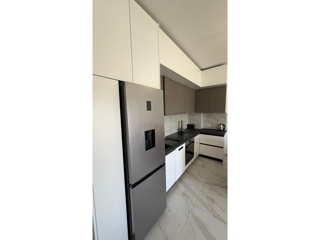 Shitet Apartament 2+1+2t+Post PARKIMI,PRANE Hotel Flower