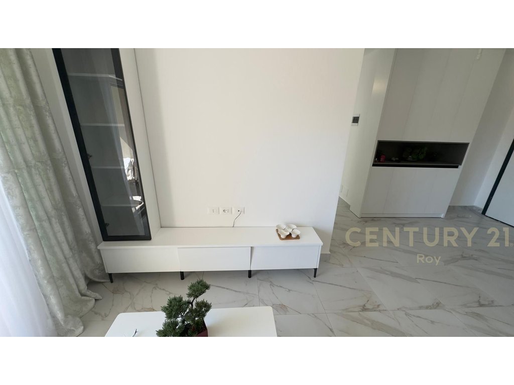 Shitet Apartament 2+1+2t+Post PARKIMI,PRANE Hotel Flower