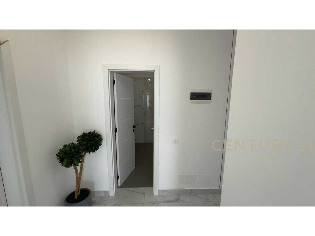 Shitet Apartament 2+1+2t+Post PARKIMI,PRANE Hotel Flower