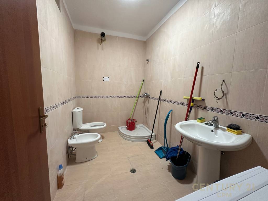 Qira, Apartment 3+1+2 Near Ismail Qemali Gymnasium