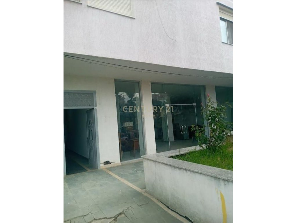 COMMERCIAL ENVIRONMENT FOR SALE NEAR ''GERMAN VILLAS''