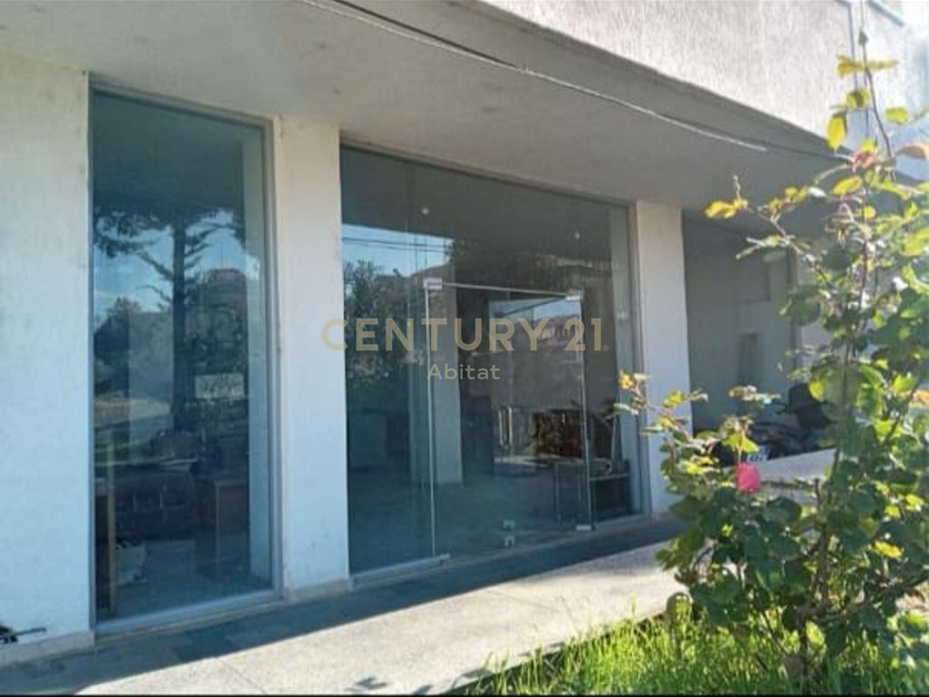 COMMERCIAL ENVIRONMENT FOR SALE NEAR ''GERMAN VILLAS''