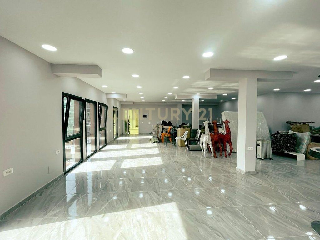 Business building for rent in New Ring!