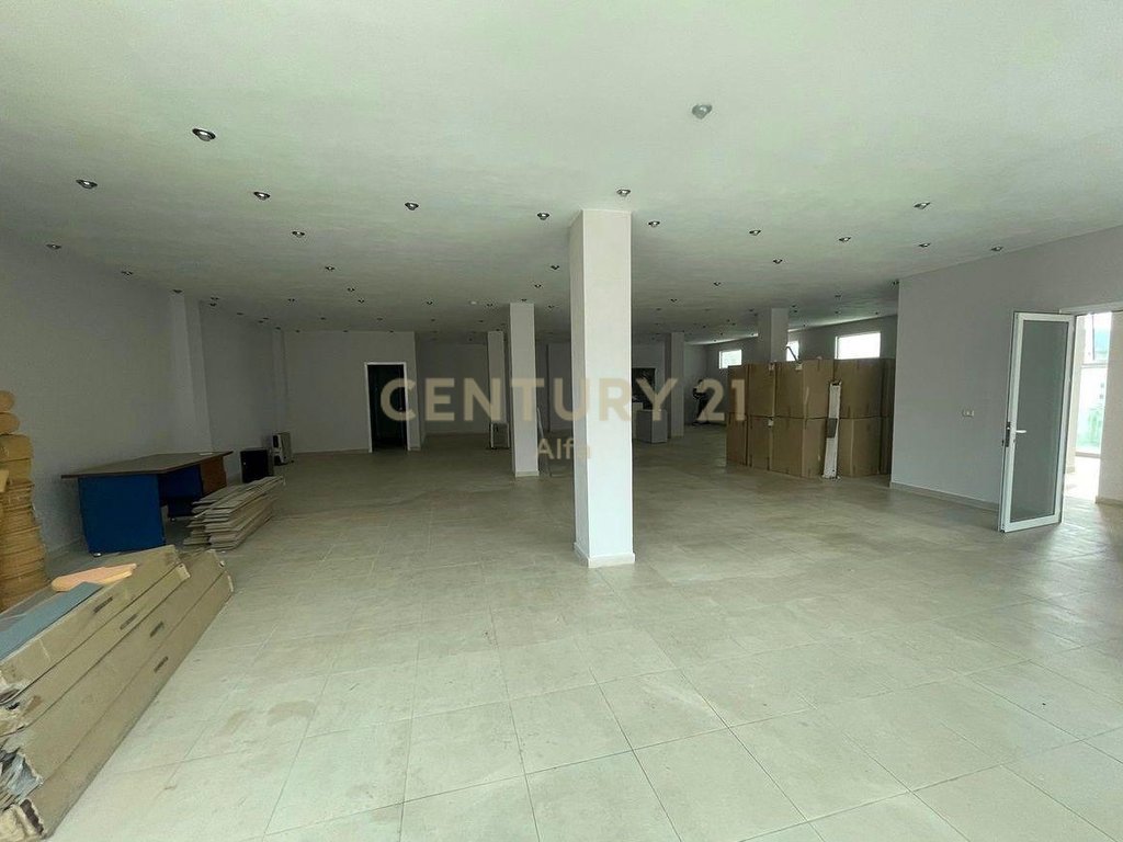 Business building for rent in New Ring!