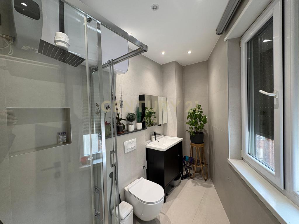 2+1+2 apartment for rent in Shallvaret!