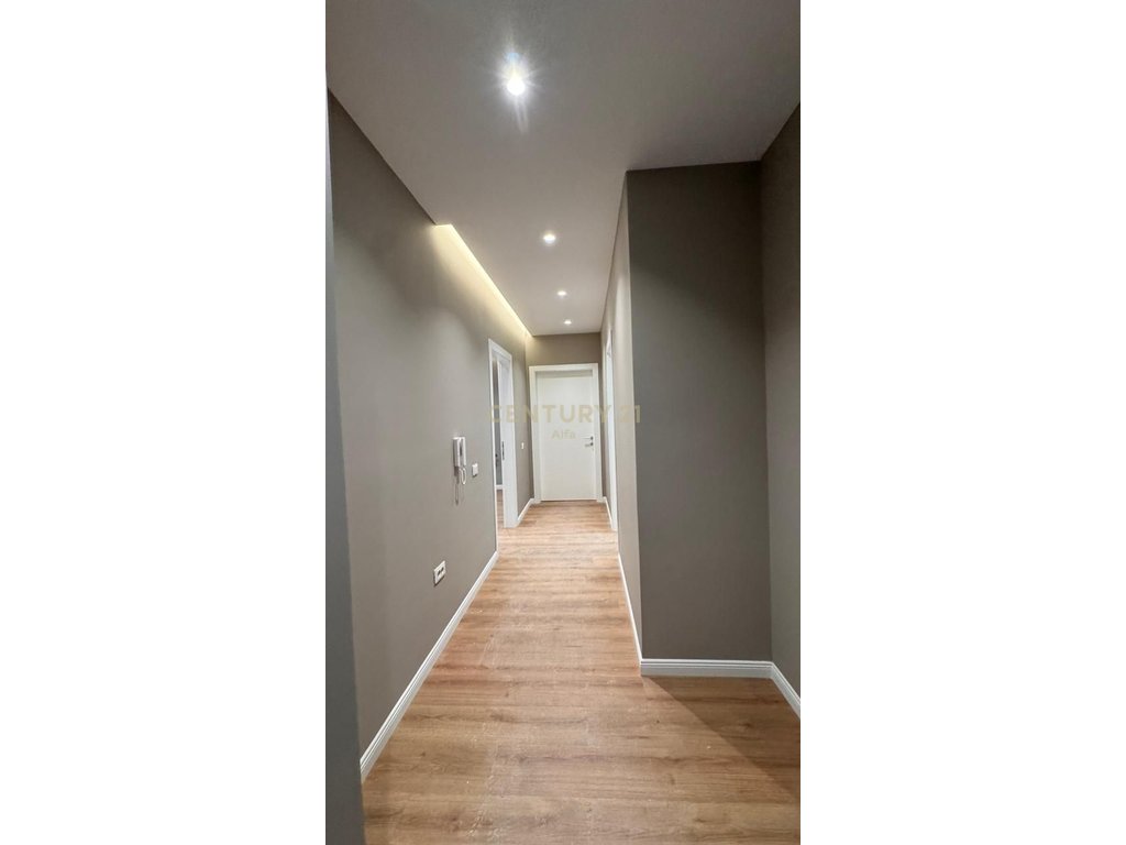 Apartment 1+1+ 1 parking space for rent in Xheluks Complex, Elbasan Street!