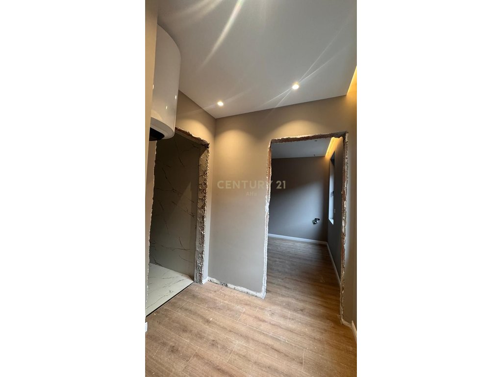 Jepet me qira apartament 1+1+1 Post parkimi në Kompleksin Xheluks,Rruga e Elbasanit!