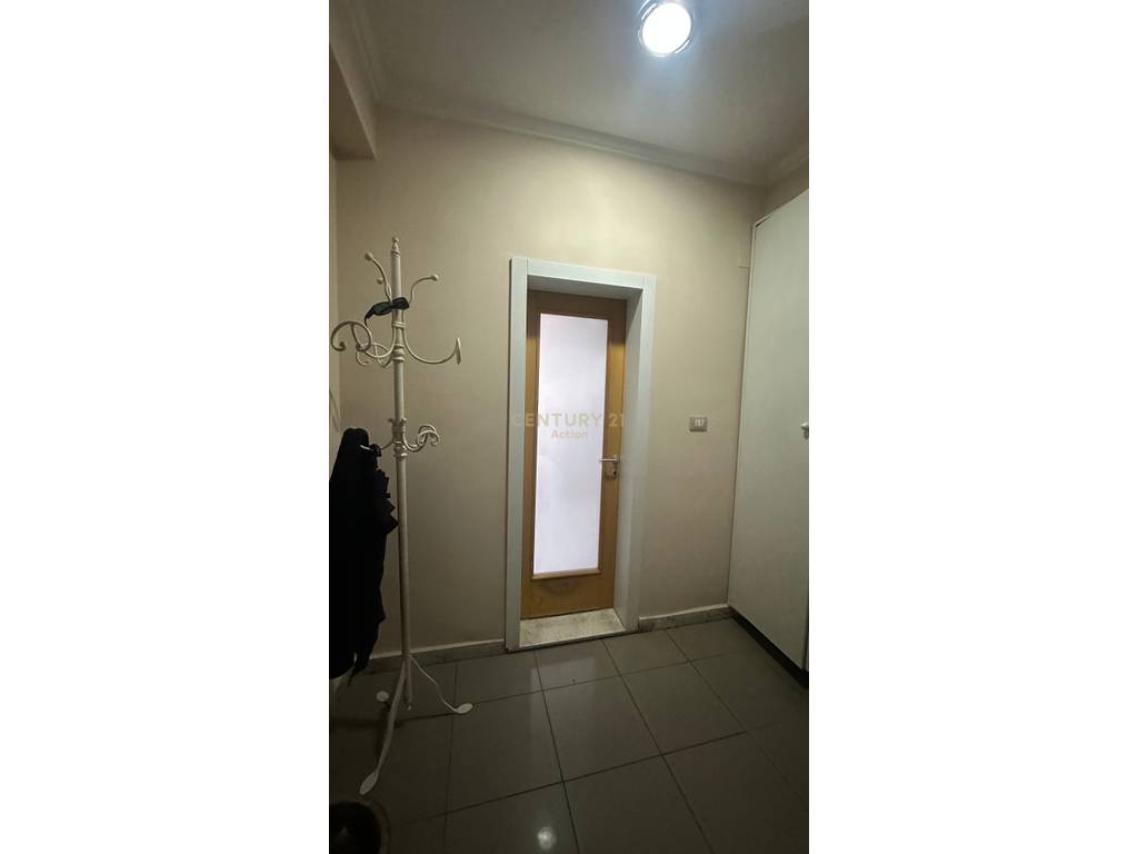 Jepet me qira vile 4 kateshe te Oxhaku, buze rruge. Total vilat jepet dhe per hotel ose godin sherbimi.