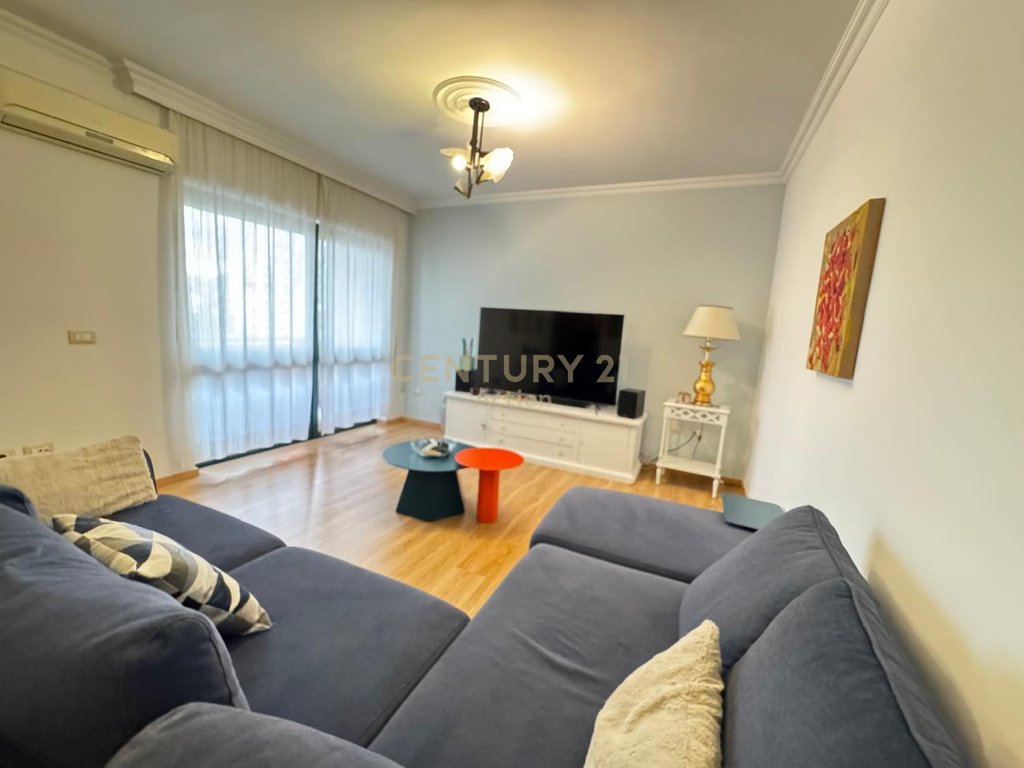 Apartment 2+1 + garage for sale near Libri Universitar!