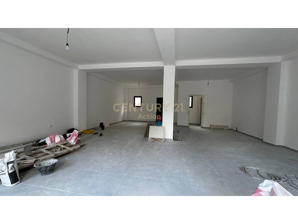 Jepet me qira godinë komerciale pranë Hotel “Mondial”.