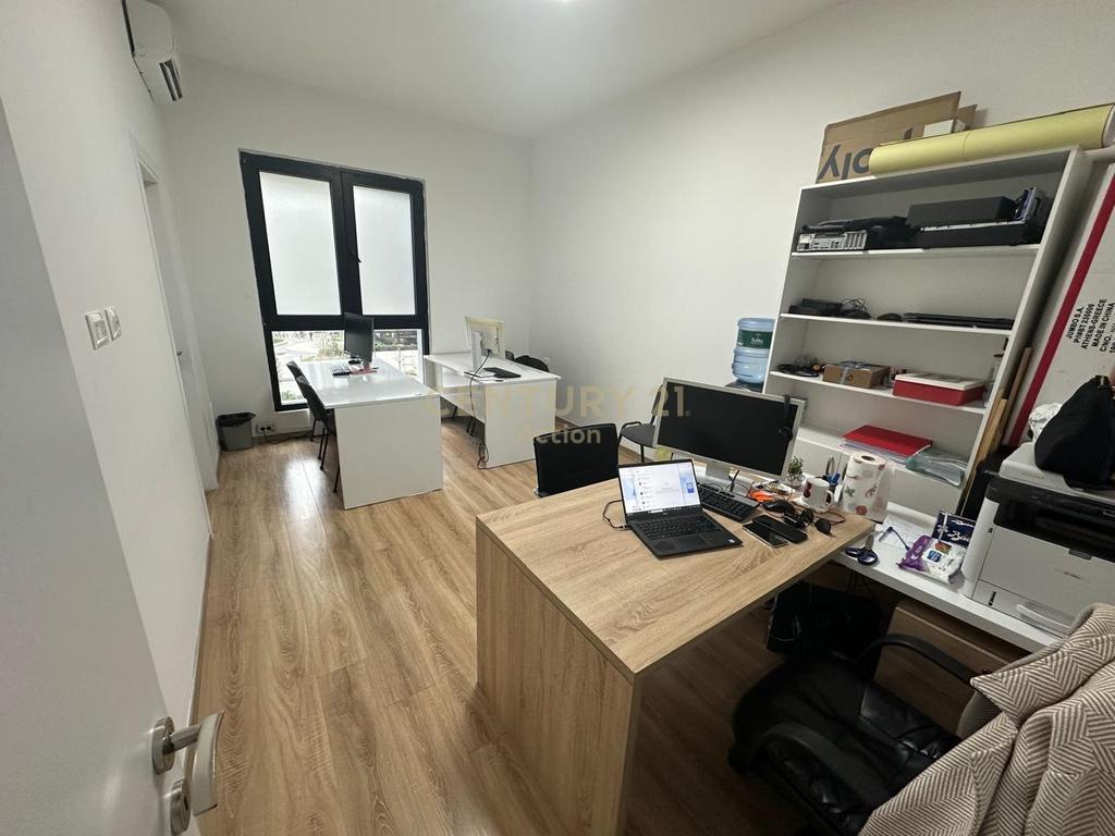 2+1 office available!