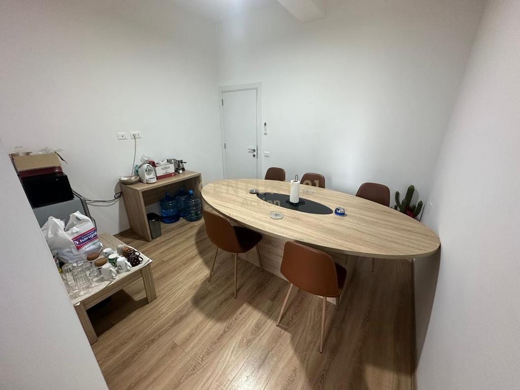 2+1 office available!