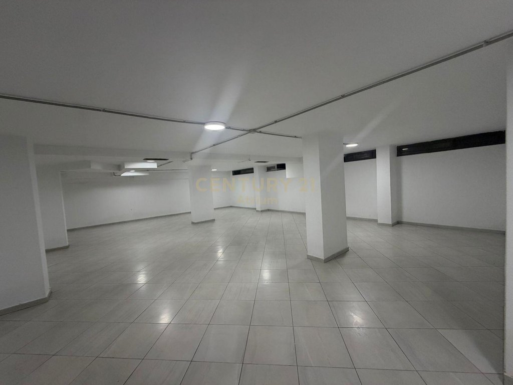 Commercial space for rent in Bllok – Premium location!