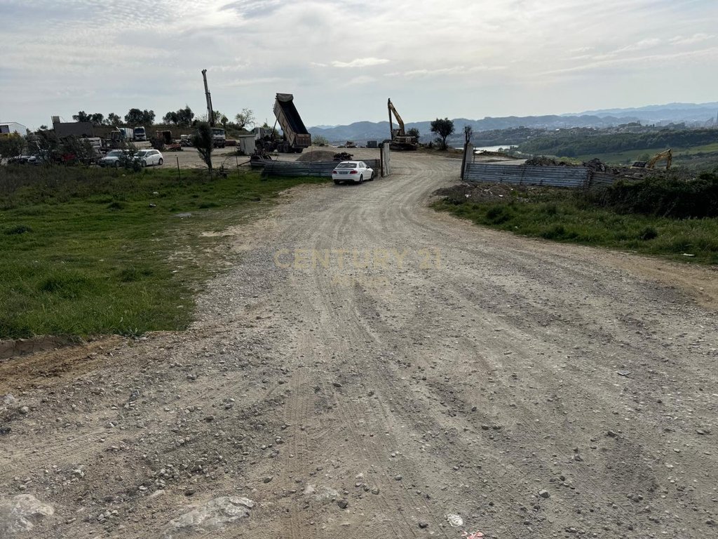 🌿 Land for sale – 2600 m² in Farkë, with spectacular views of Tirana and the Lake