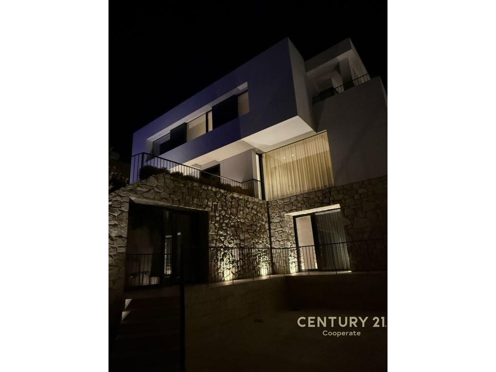 PREMIUM VILLA MATCH, FURNISHED AND WITH A POOL NEAR THE PEACEFUL NATURE, SURROUNDED BY SAUKU