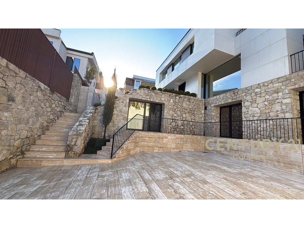 PREMIUM VILLA MATCH, FURNISHED AND WITH A POOL NEAR THE PEACEFUL NATURE, SURROUNDED BY SAUKU