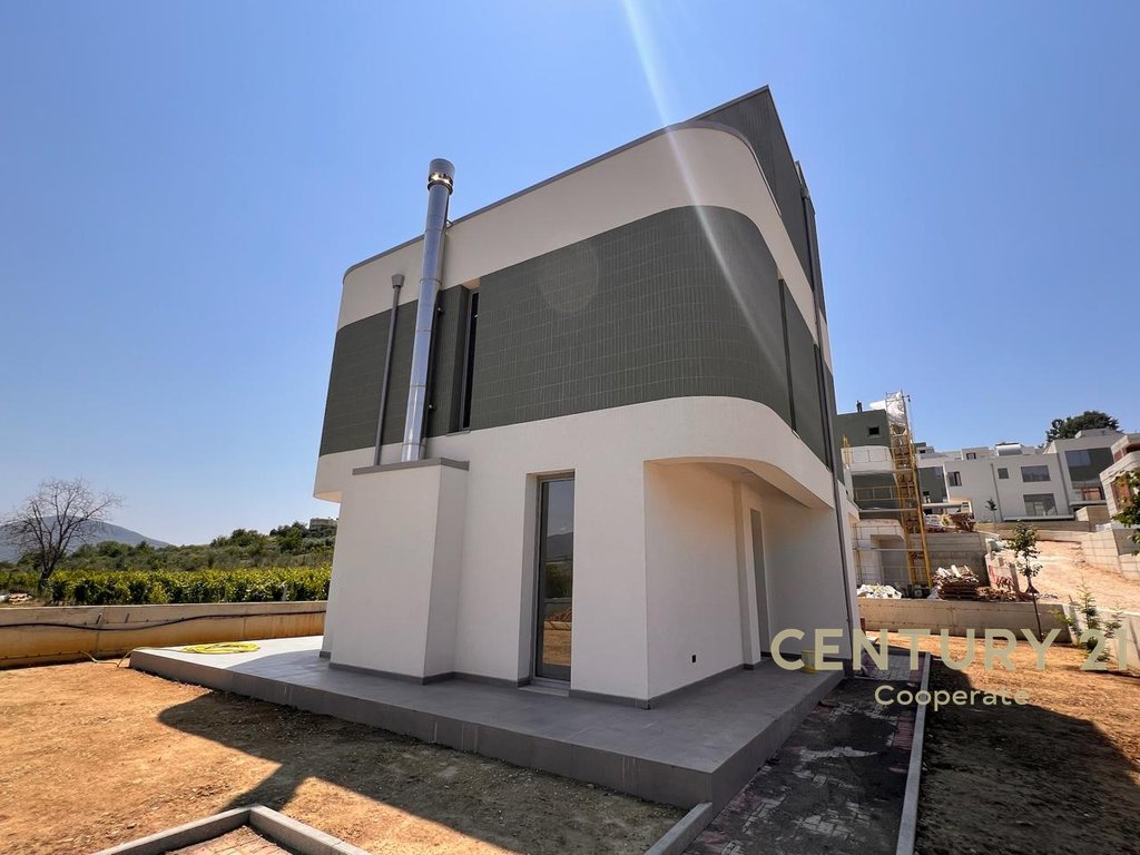 I RENT A VILLA IN FARKË NEAR THE LAKE