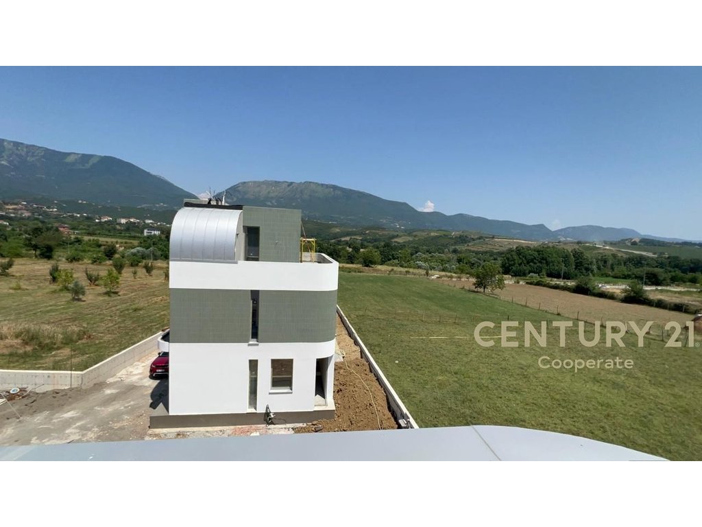 I RENT A VILLA IN FARKË NEAR THE LAKE