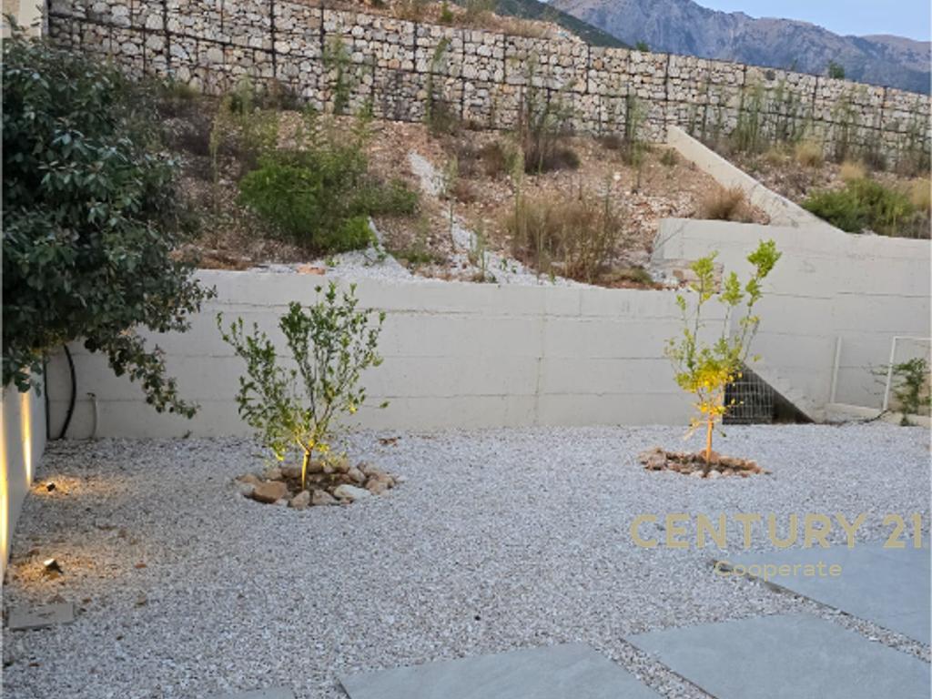 SEASONAL RENTAL AVAILABLE - VILLA IN GREEN COAST