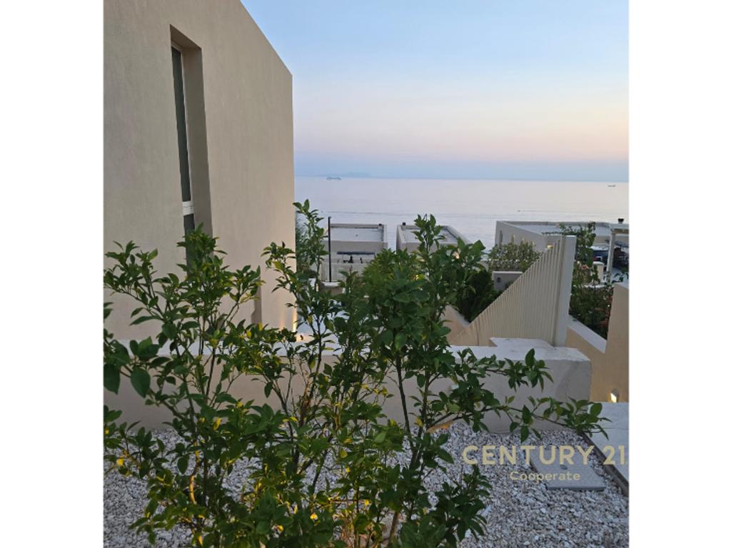 SEASONAL RENTAL AVAILABLE - VILLA IN GREEN COAST