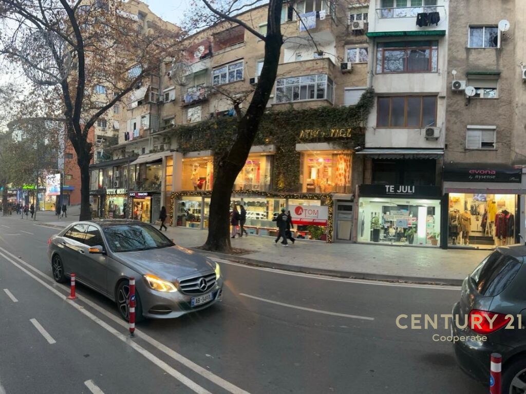 COMMERCIAL ENVIRONMENT FOR SALE ON RR. MYSLYM SHYRI.