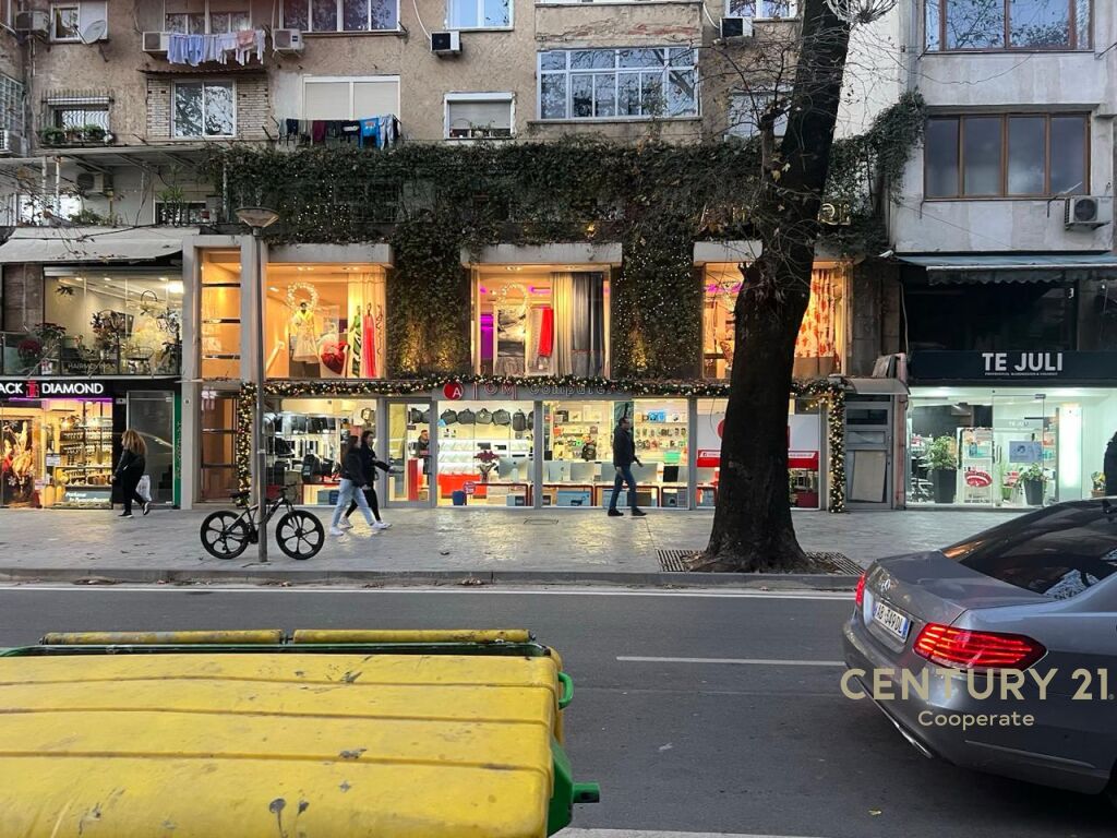 COMMERCIAL ENVIRONMENT FOR SALE ON RR. MYSLYM SHYRI.