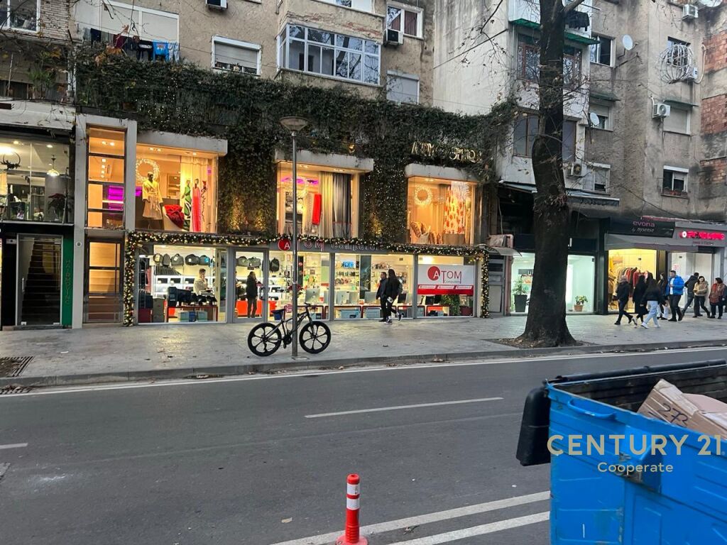 COMMERCIAL ENVIRONMENT FOR SALE ON RR. MYSLYM SHYRI.