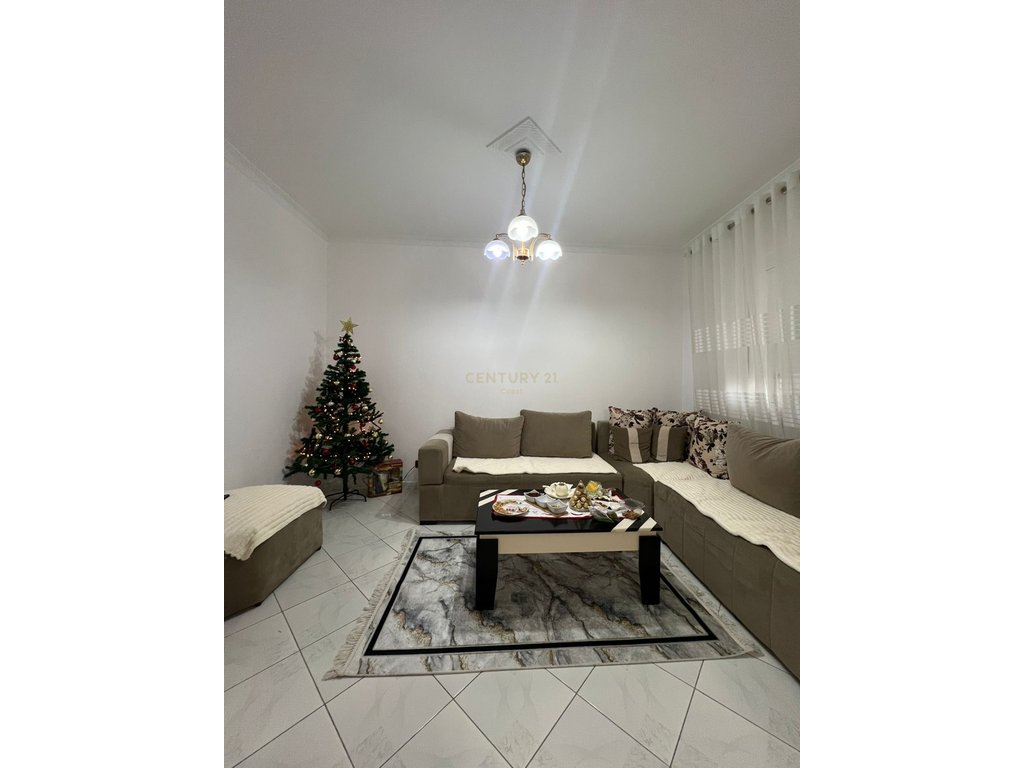 2+1+2 apartment for rent in Vlora, near the school "Ismail Qemali"