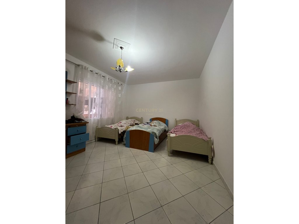 2+1+2 apartment for rent in Vlora, near the school "Ismail Qemali"