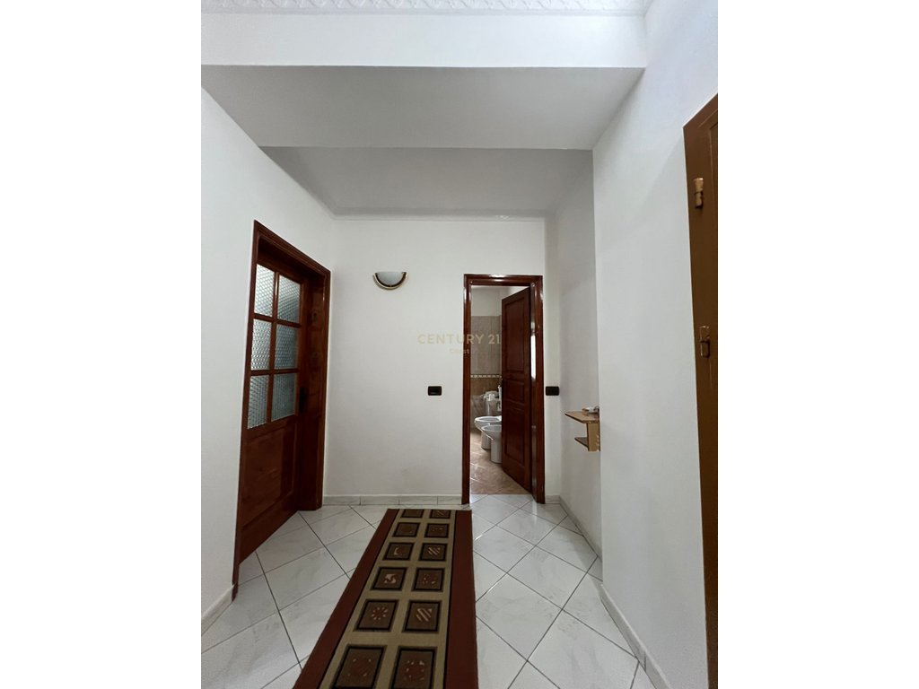 2+1+2 apartment for rent in Vlora, near the school "Ismail Qemali"