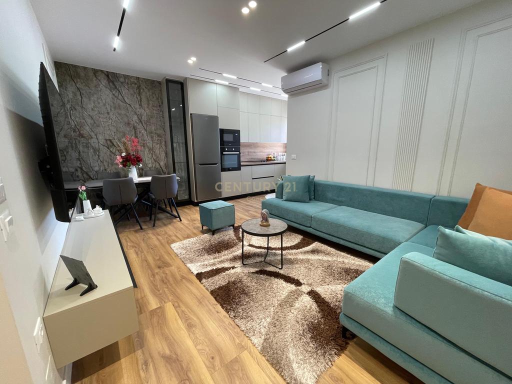 Modern 2+1 apartment offered in Vlora – “Pavarësia” Street in Kombinat!