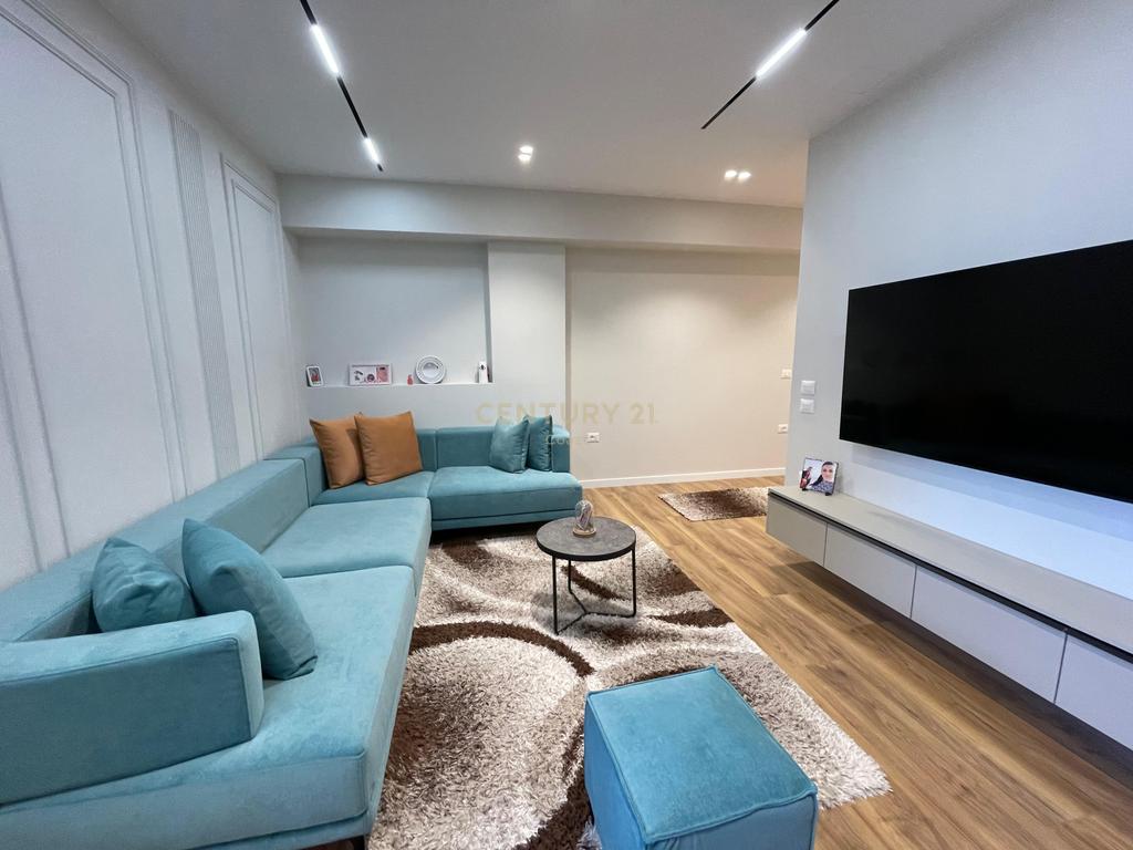 Modern 2+1 apartment offered in Vlora – “Pavarësia” Street in Kombinat!