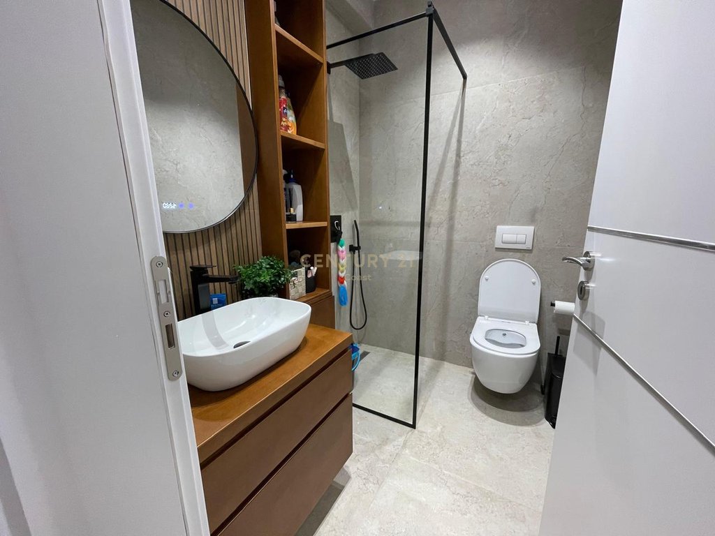 Modern 2+1 apartment offered in Vlora – “Pavarësia” Street in Kombinat!