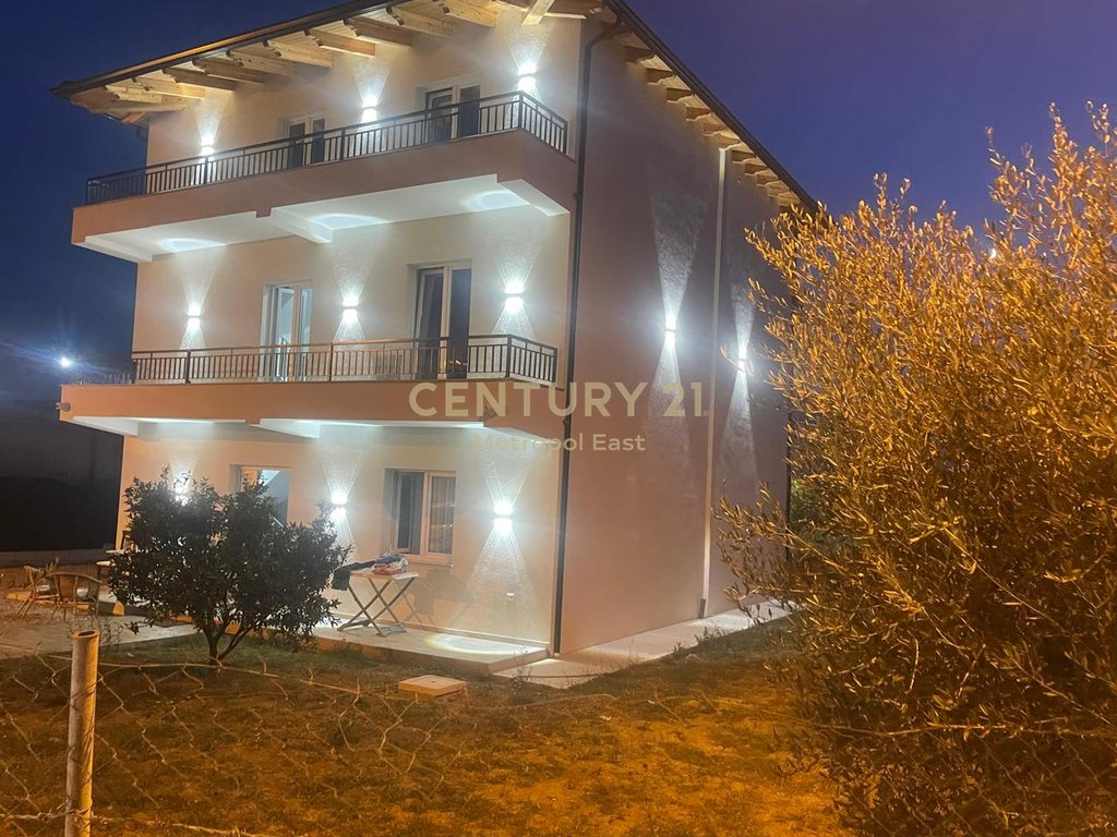 The top floor of a 3-story villa in Farke is for rent