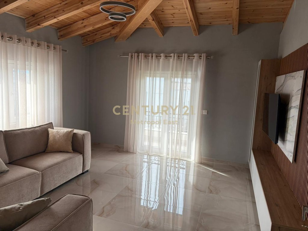 The top floor of a 3-story villa in Farke is for rent