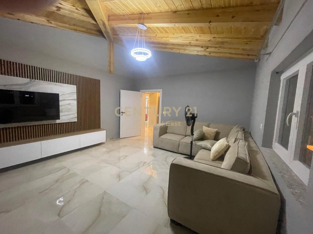 The top floor of a 3-story villa in Farke is for rent