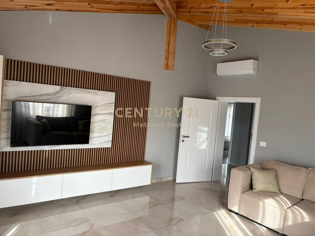The top floor of a 3-story villa in Farke is for rent