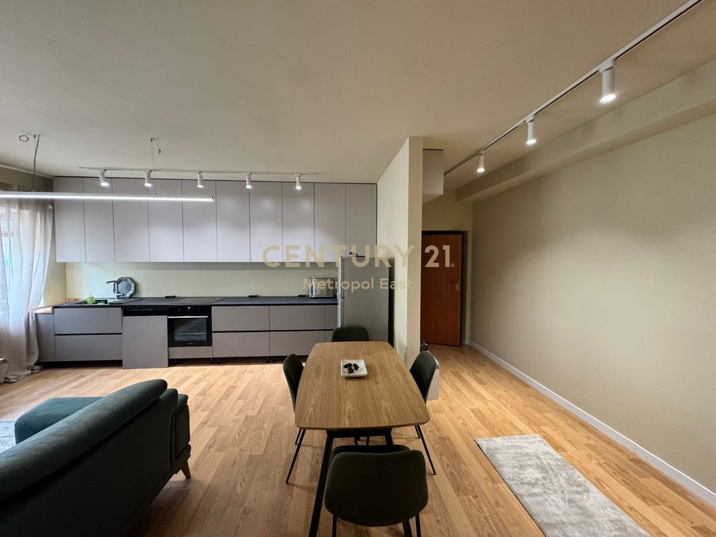 FOR RENT 2+1+2+PARKING APARTMENT, ON DURRES STREET, NEAR QEMAL STAFA HIGH SCHOOL