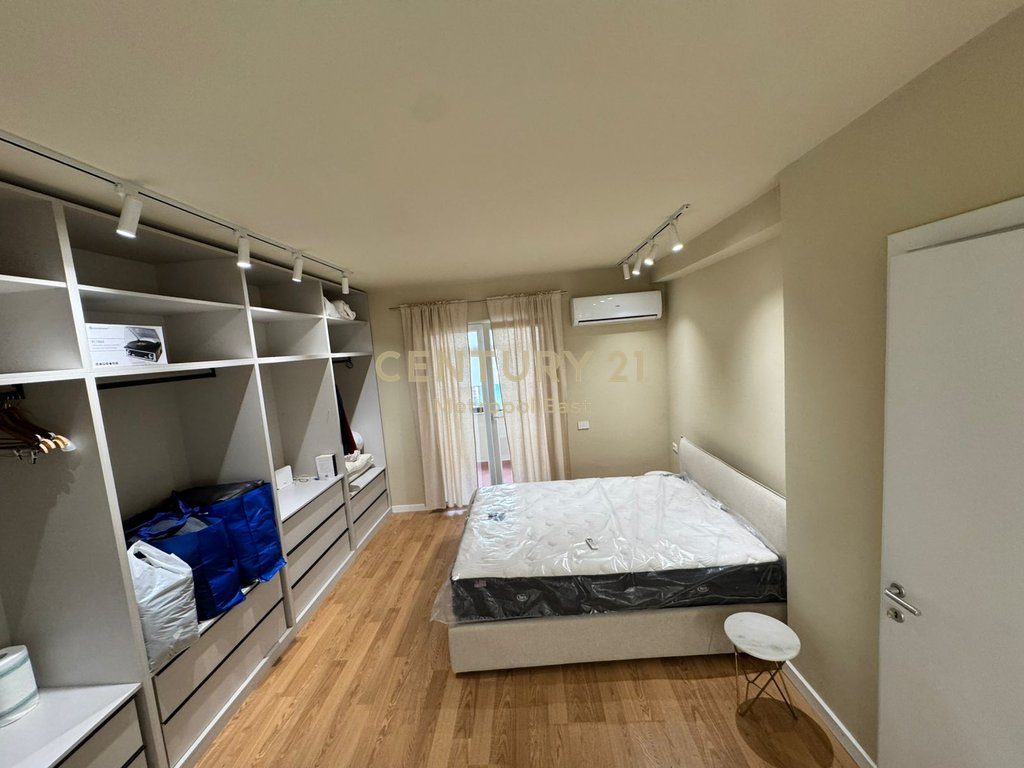 FOR RENT 2+1+2+PARKING APARTMENT, ON DURRES STREET, NEAR QEMAL STAFA HIGH SCHOOL