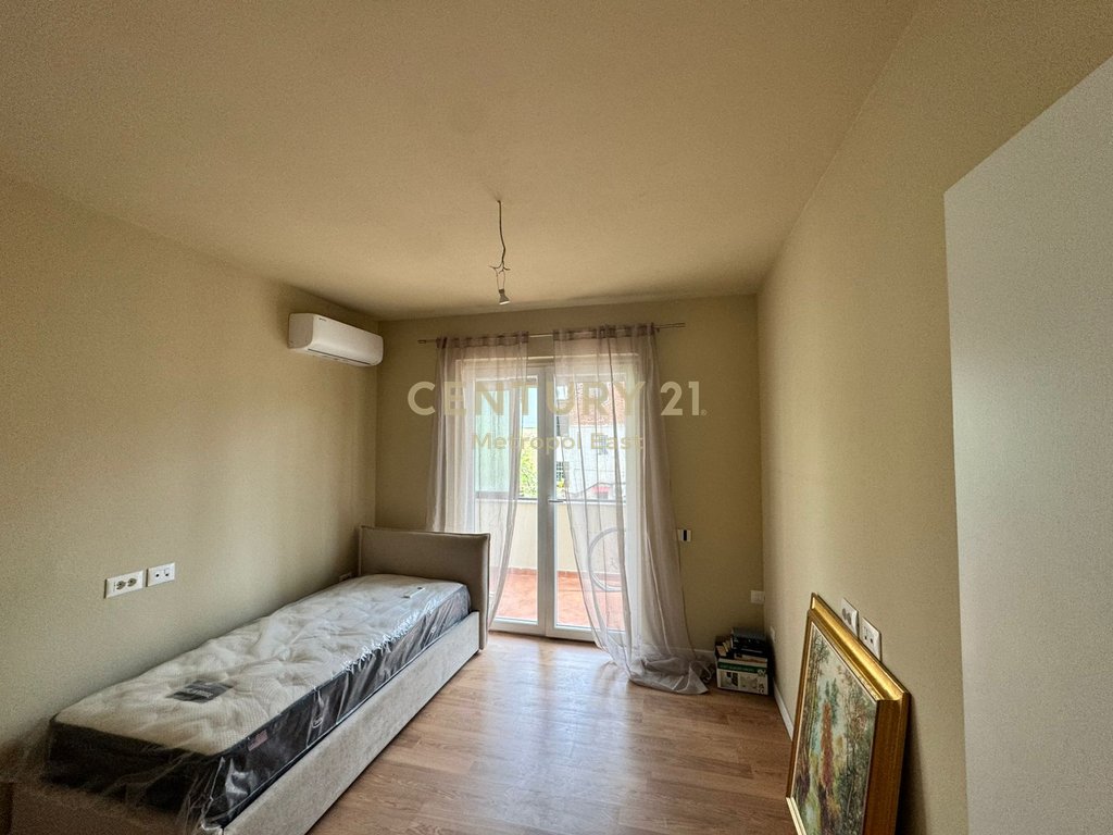 FOR RENT 2+1+2+PARKING APARTMENT, ON DURRES STREET, NEAR QEMAL STAFA HIGH SCHOOL