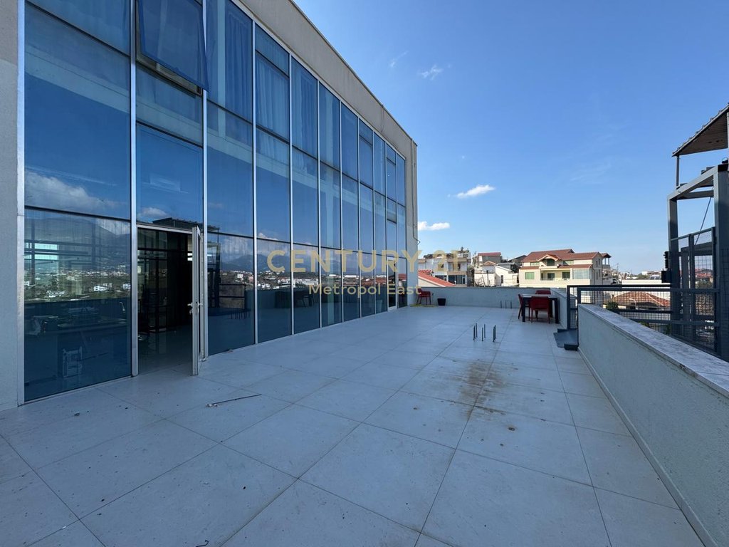COMMERCIAL SPACE FOR RENT + PANORAMIC VERANDA + 2 PARKING SPACES IN THE SAUK AREA