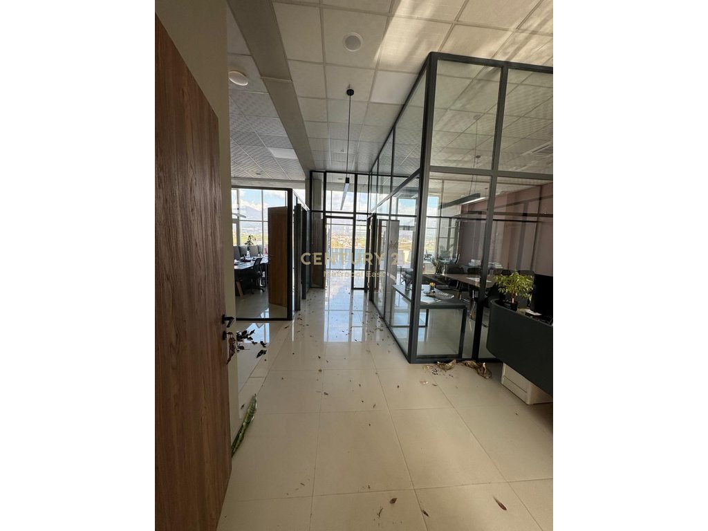 COMMERCIAL SPACE FOR RENT + PANORAMIC VERANDA + 2 PARKING SPACES IN THE SAUK AREA