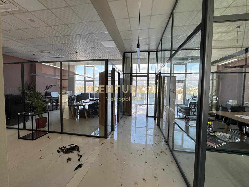 COMMERCIAL SPACE FOR RENT + PANORAMIC VERANDA + 2 PARKING SPACES IN THE SAUK AREA