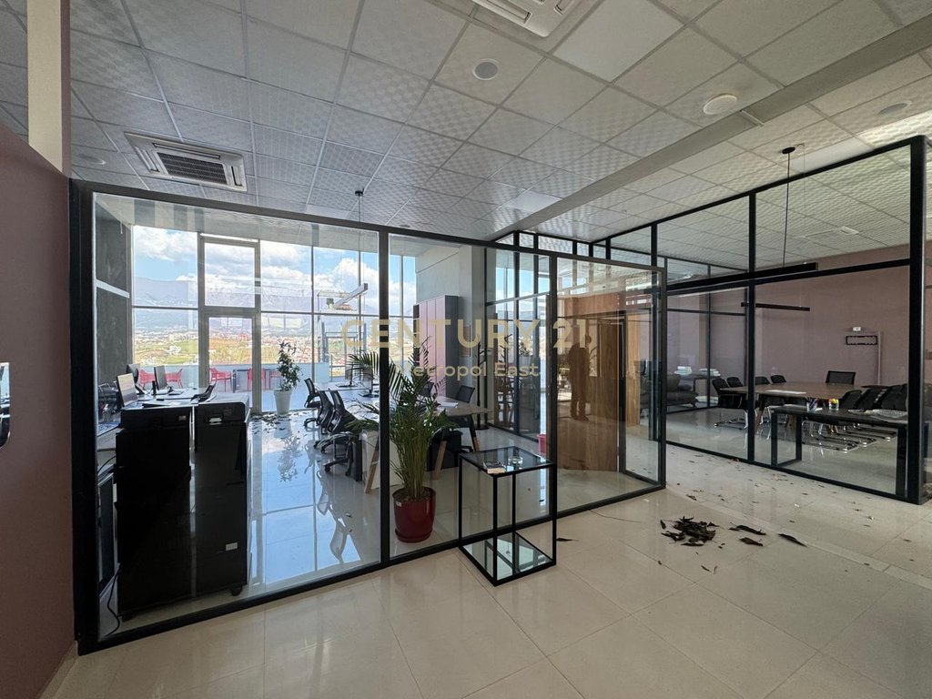 COMMERCIAL SPACE FOR RENT + PANORAMIC VERANDA + 2 PARKING SPACES IN THE SAUK AREA