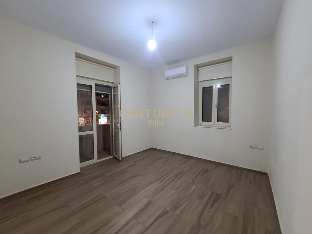 Qira, Ambient Business, Zogu I Boulevard