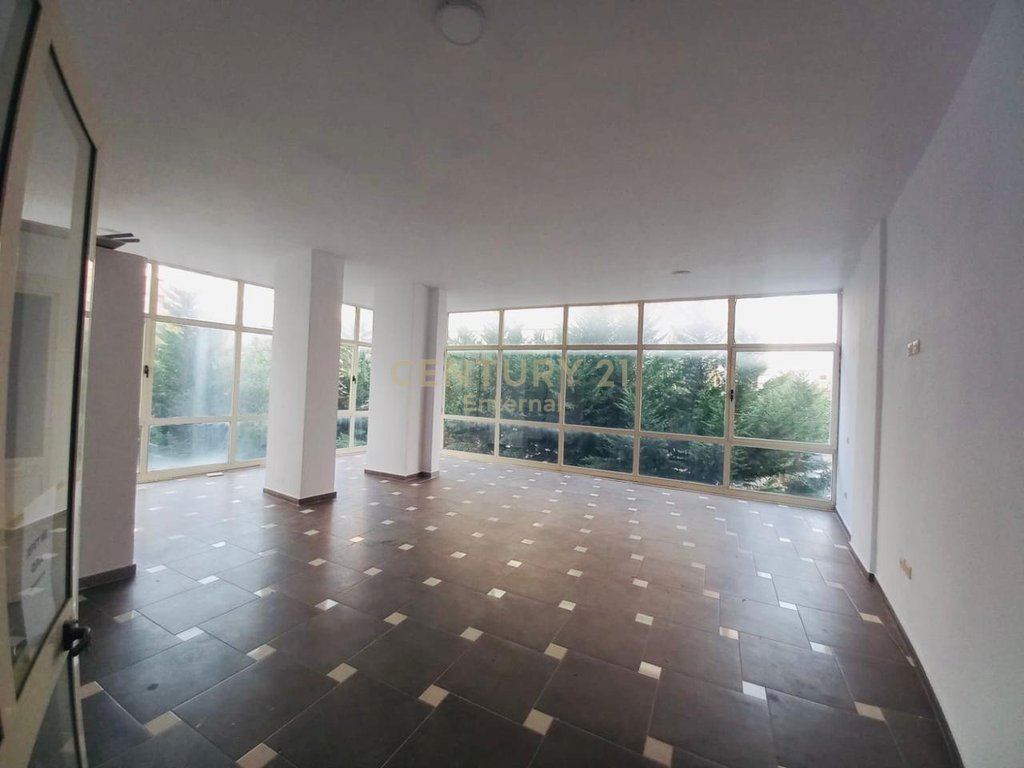 Commercial Ambient For Sale in Astir